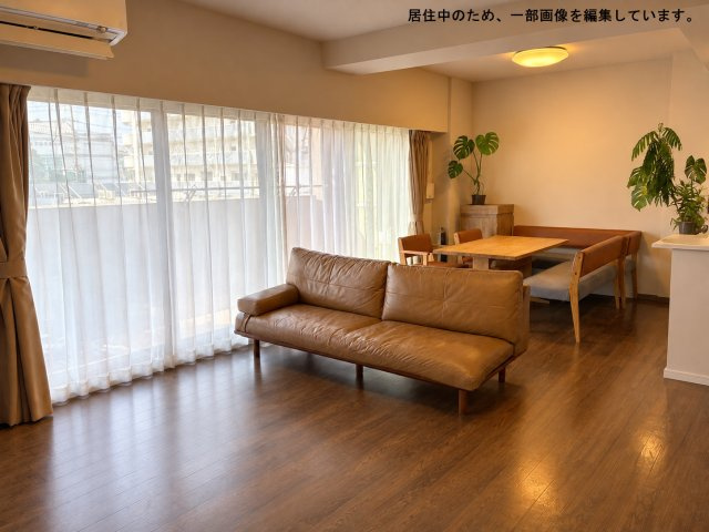 ポレスター東雲レジデンスの居間・リビング|室内とバルコニーが一体となり伸びやかな空間を創出できる、中央部分に窓枠がないワイドサッシで開放的です