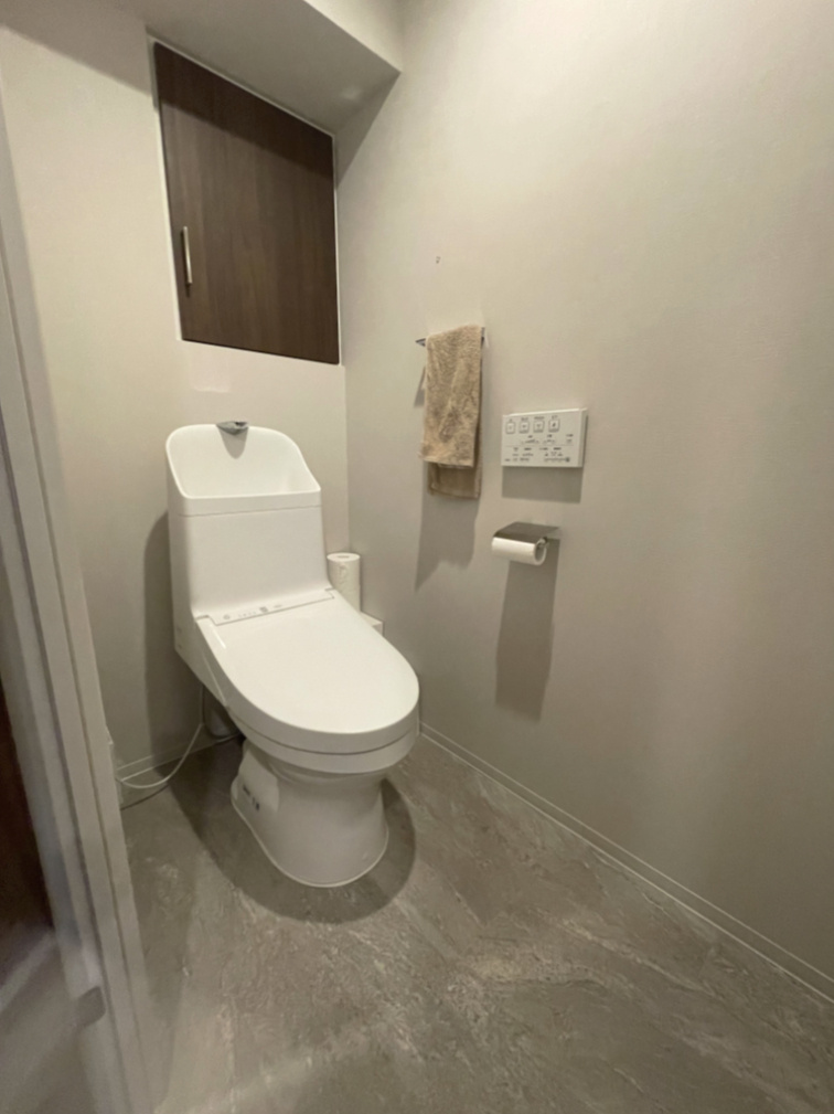 ポレスター東雲レジデンスのトイレ|温水洗浄便座トイレです。2023年建築で、丁寧にお住まいのため水回り設備もきれいです。