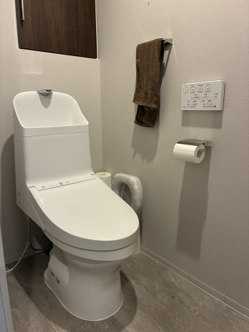 ポレスター東雲レジデンスのトイレ|温水洗浄便座トイレです。2023年建築で、丁寧にお住まいのため水回り設備もきれいです。