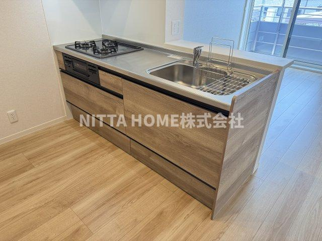 ベレオ西町のキッチン|３口コンロがついている開放感のあるカウンターキッチン◇