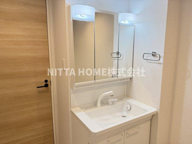 ベレオ西町の洗面所|大きな鏡の独立洗髪洗面台を設置しているので身支度に便利ですね♪