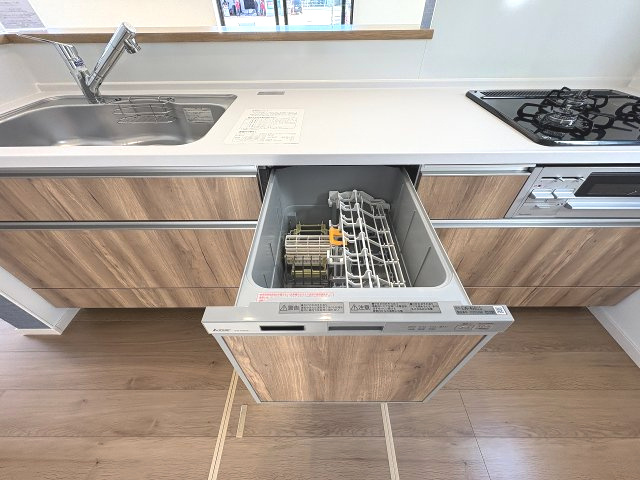 【キッチン】 | 糸島市志摩師吉8期・平屋　2号棟（全7棟）【仲介手数料無料・0円】 | 現地写真。食洗器が付いてます。