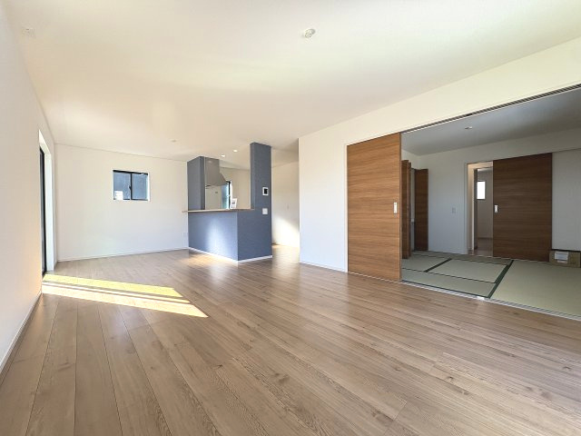 【居間・リビング】 | 糸島市志摩師吉8期・平屋　2号棟（全7棟）【仲介手数料無料・0円】 | 現地写真。リビングです。