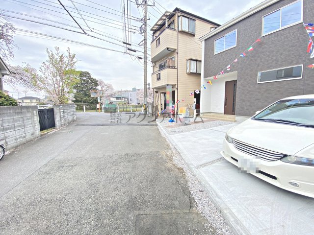 入間市豊岡2丁目・全1棟　新築一戸建　の前面道路含む現地写真