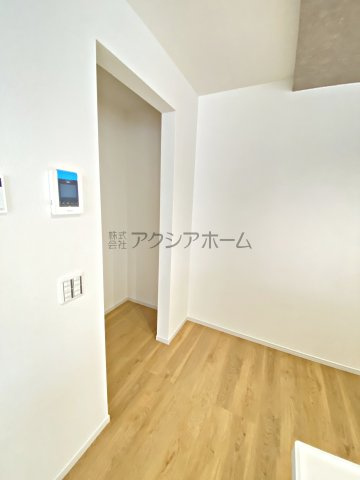 入間市豊岡2丁目・全1棟　新築一戸建　のキッチン|パントリー