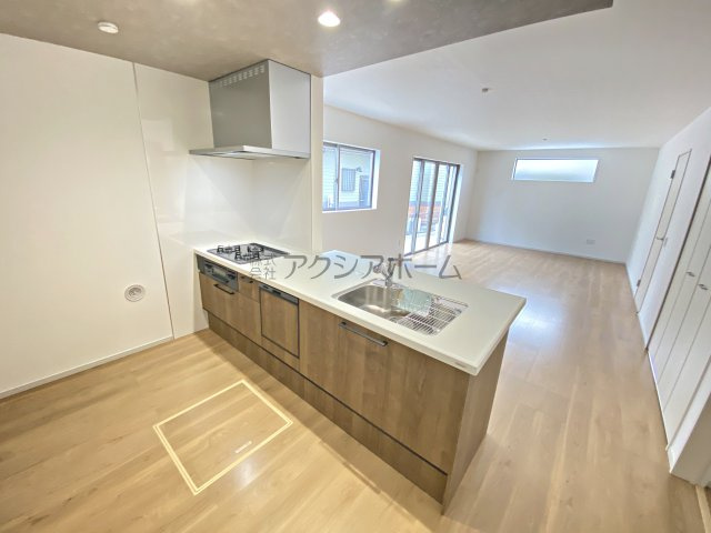 入間市豊岡2丁目・全1棟　新築一戸建　のキッチン|リビングを見渡せる対面キッチン・食洗機付きです。