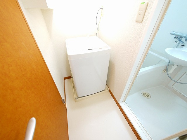 レオパレスブラッサム木津の洗面所|明るい洗面所です