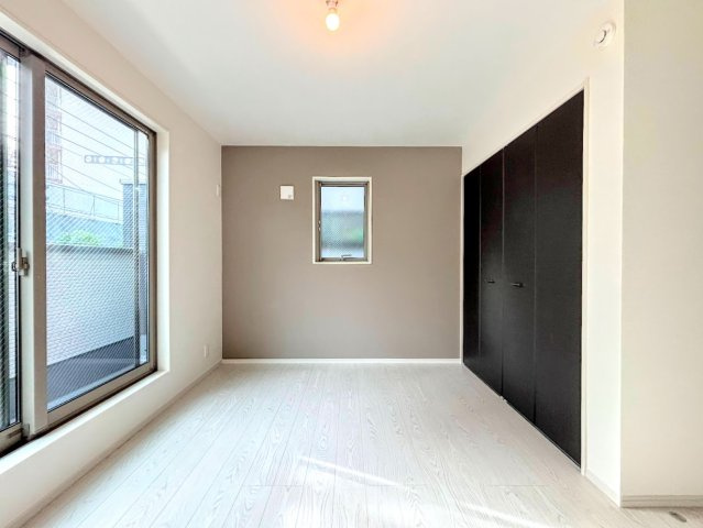 宮前区白幡台1丁目　新築戸建ての洋室|◆柔らかい陽光が差し込む明るいお部屋を演出する設計。彩光の取れる窓が気持ちの良いお部屋を創り上げます。
