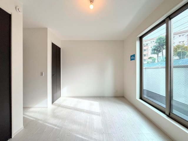 宮前区白幡台1丁目　新築戸建ての洋室|◆室内はいつも明るい印象なので気持ちの良い朝を迎えられます。各部屋にはクローゼットを完備しており、収納が多いお家はすっきりして快適空間です。
