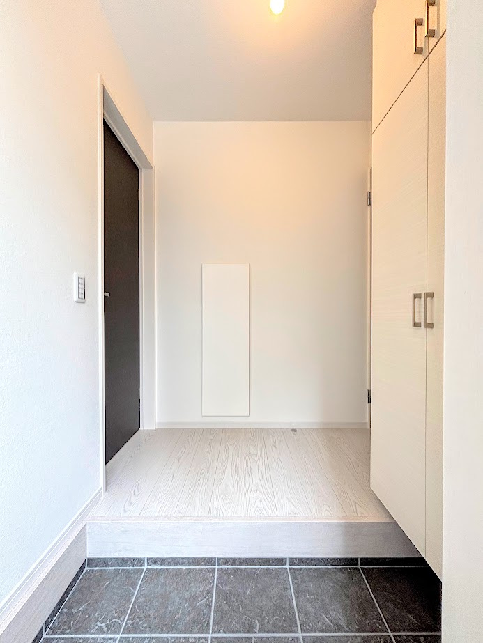 宮前区白幡台1丁目　新築戸建ての玄関|◆明るい玄関です！散らかりやすい玄関もスッキリする大容量のシューズボックス付き。
