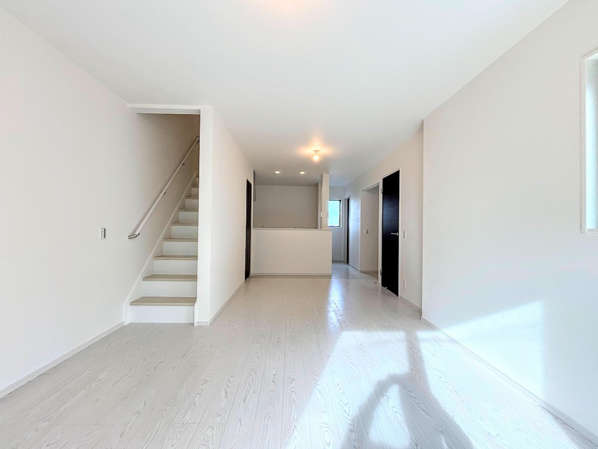 宮前区白幡台1丁目　新築戸建ての居間・リビング|◆家族で食卓を囲むダイニングスペースと、ソファでゆったりくつろぐリビングスペースがしっかり区切られているので家具の配置や用途を使いわけしやすいです。
