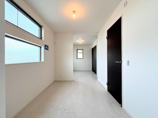 宮前区白幡台1丁目　新築戸建ての洋室|◆二面採光で、陽差しを長時間受ける事が出来る暖かい室内です。もちろん複層ガラスなので、遮音性にも優れ、結露も発生しにくい構造。サッシ周りのカビが発生しにくくなります。
