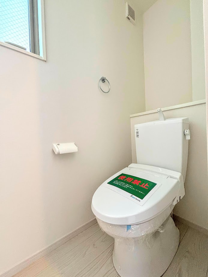 宮前区白幡台1丁目　新築戸建てのトイレ|◆清潔感のある白を基調とした落ち着ける空間。小窓をもうけていますので、こもりやすい空気の入れ替えも簡単に行えますね！
