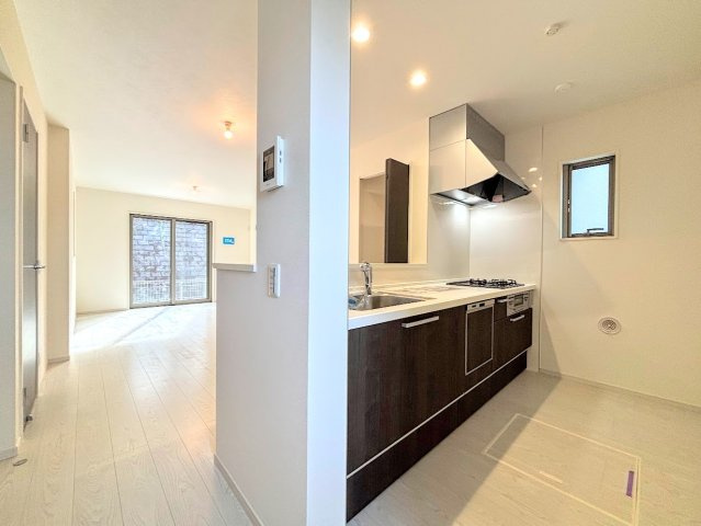 宮前区白幡台1丁目　新築戸建てのキッチン|◆キッチンからダイニングやリビングが見渡せるキッチン。料理をしながら家族とコミュニケーションをとれるだけでなく、大きな開放感も得られることができます。
