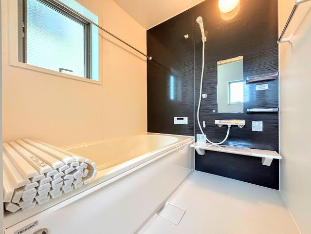 宮前区白幡台1丁目　新築戸建ての浴室|◆お子様と一緒にバスタイムを楽しめる広々空間。浴室乾燥機付で心地よいバスタイムを実現します。
