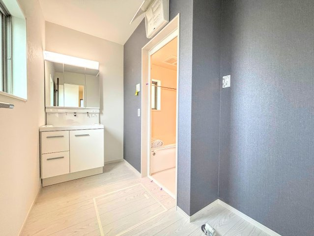 宮前区白幡台1丁目　新築戸建ての独立洗面台|◆毎日使う場所だから、機能的で使いやすさに配慮したパウダールーム。すっきりと使えるように収納も豊富にご用意しています。
