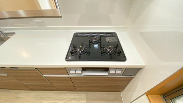 日野町のキッチン|3口コンロ