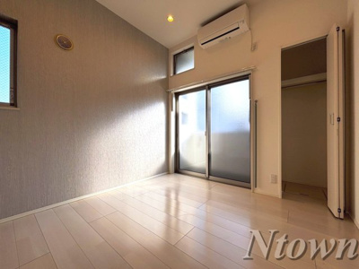 【居間・リビング】 | ハーモニーテラス靖国町 | こちらの居間で趣味の時間をお楽しみください