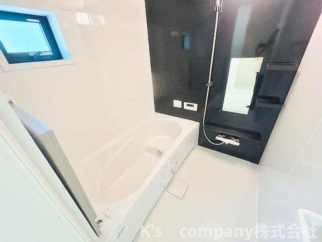 茅ヶ崎市中海岸４丁目　新築戸建　１号棟の浴室|アクセントパネルが使用されておりおしゃれな印象の浴室スペース◇