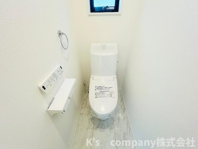 茅ヶ崎市中海岸４丁目　新築戸建　１号棟のトイレ|換気のしやすい窓付きのトイレ◇