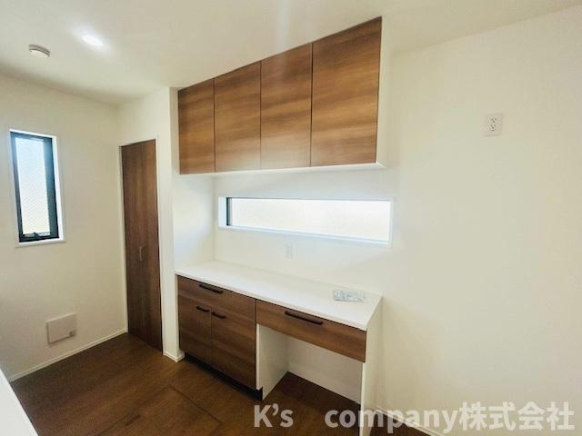 茅ヶ崎市中海岸４丁目　新築戸建　１号棟のキッチン|キッチン後方に吊戸棚収納が充実しています◇