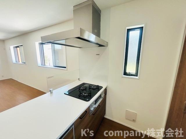 茅ヶ崎市中海岸４丁目　新築戸建　１号棟のキッチン|三口ガスコンロでお料理の幅が広がります♪