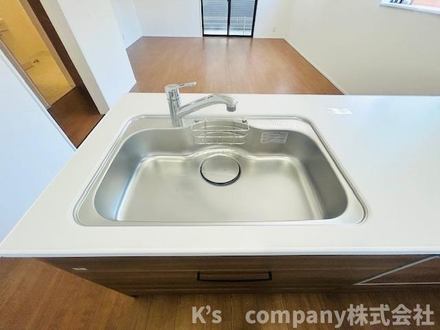 茅ヶ崎市中海岸４丁目　新築戸建　１号棟のキッチン|耐久性に優れたステンレス素材のシンク◇