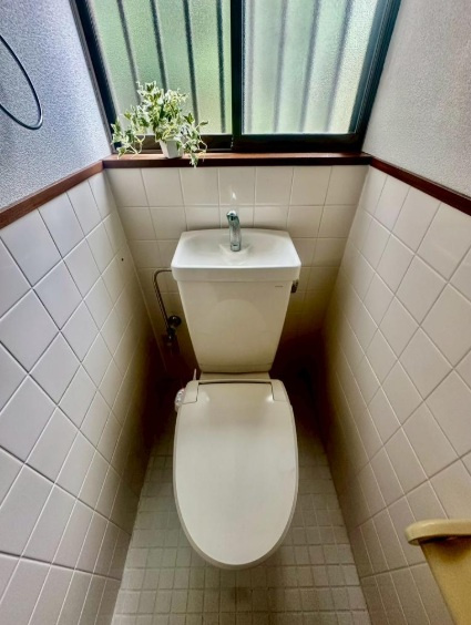 明石市東藤江2丁目のトイレ|窓から光が入り、明るい雰囲気のお手洗いです！