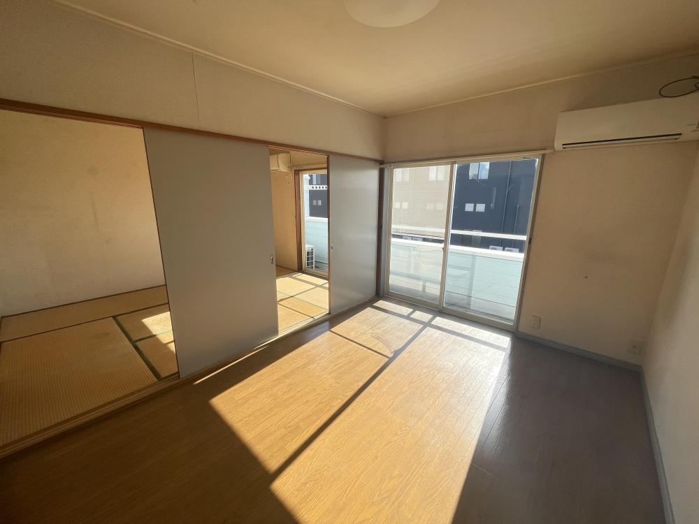 コートヴィレッジの居間・リビング