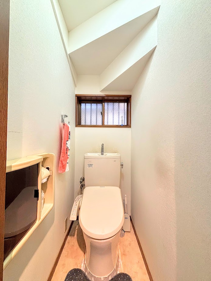 宮前区白幡台1丁目　中古戸建てのトイレ|◆清潔感のある白を基調とした落ち着ける空間。小窓をもうけていますので、こもりやすい空気の入れ替えも簡単に行えますね！
