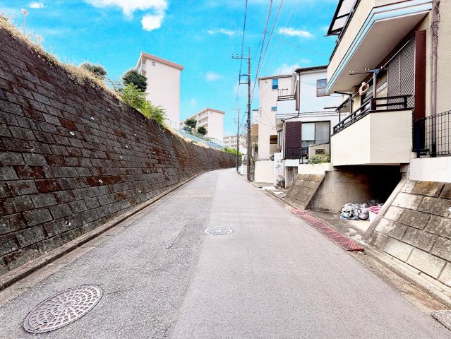 宮前区白幡台1丁目　中古戸建ての前面道路含む現地写真|◆前面道路も幅員があり車の運転も安心！前面道路は閑静な住宅地。車通りの少ない道路です。お子様にも安心です。
