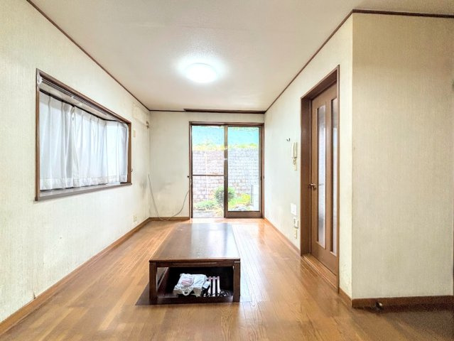 宮前区白幡台1丁目　中古戸建ての居間・リビング|◆一家だんらんのスペースとなるＬＤＫ。窓から明るい光が差し込み、思わず家族の会話も弾む快適な空間。
