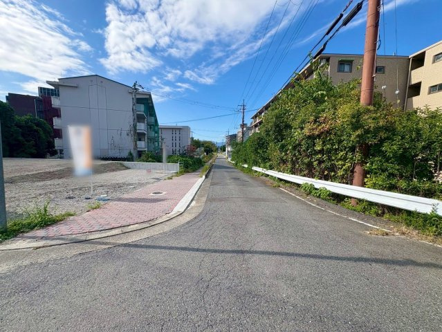 栗東市上鈎1号地　建築条件無し売土地の前面道路含む現地写真