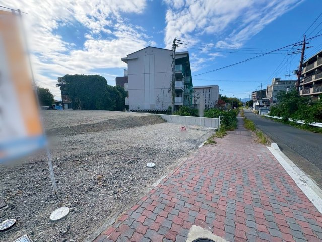 栗東市上鈎1号地　建築条件無し売土地の前面道路含む現地写真