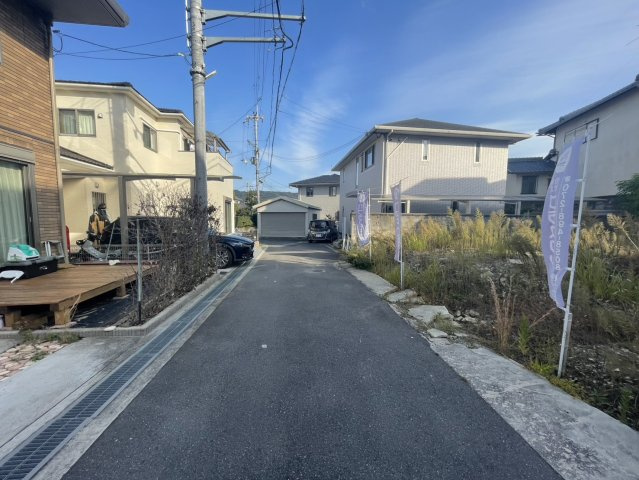 交野市星田2丁目　土地（建築条件付き）の前面道路含む現地写真