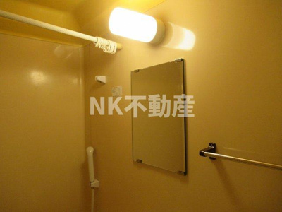 【浴室】 | ヴィラ・オビラ（高井田賃貸） | お風呂に鏡があります。