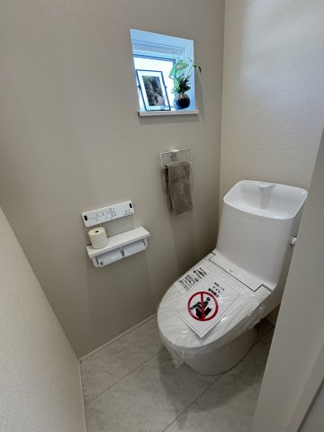 【トイレ】 | 福岡市西区拾六町3丁目1期　3号棟（全3棟）【仲介手数料無料・0円】 | 現地写真。1階のトイレです。