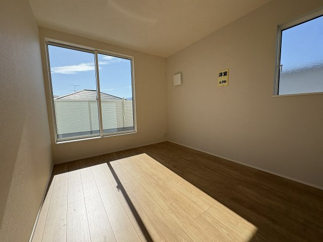 【寝室】 | 福岡市西区拾六町3丁目1期　3号棟（全3棟）【仲介手数料無料・0円】 | 現地写真。2階主寝室です。