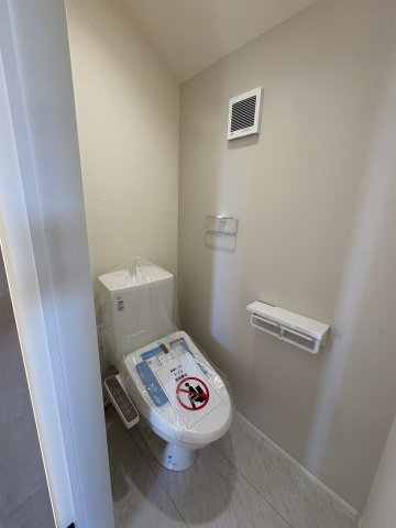 【トイレ】 | 福岡市西区拾六町3丁目1期　3号棟（全3棟）【仲介手数料無料・0円】 | 現地写真。2階にもトイレです。
