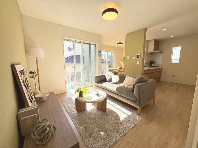 【居間・リビング】 | 福岡市西区拾六町3丁目1期　3号棟（全3棟）【仲介手数料無料・0円】 | 現地写真。リビングです。