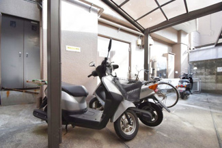 【駐車場】 | バイク置き場。空き区画の有無や駐輪料金、サイズおよび排気量規定などについては、改めてお問い合わせください。～即日のご見学可能～　お問合せはお気軽にどうぞ。
