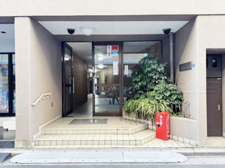 【エントランス】 | マンションの正面エントランス。出入りする人間を癒してくれるマンション入り口であり、その建物の「顔」でもあります。～即日のご見学可能～　お問合せはお気軽にどうぞ。
