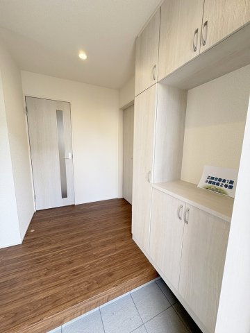 三郷市鷹野4丁目　新築戸建　全6棟　3号棟の玄関|同施工会社の参考写真になります。