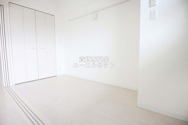 【寝室】 | フランディルオーラ江坂 | 明るく開放感のある居室で、自分だけのくつろぎ空間を。