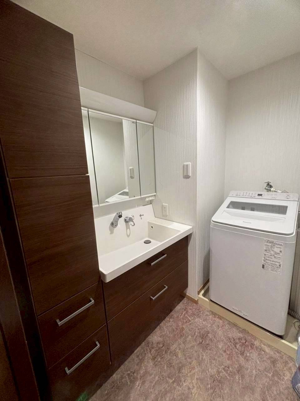 フジヤ小泉マンションの独立洗面台|現地撮影