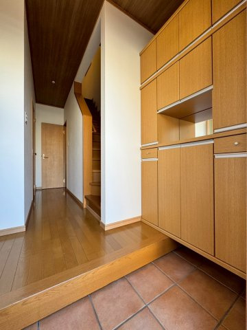 守口市南寺方東通4丁目の玄関|たっぷり収納できるシューズボックス付きの玄関です。