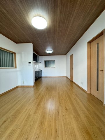 守口市南寺方東通4丁目の居間・リビング|室内リフォーム済み。ゆったり広さのあるリビングです。
窓が多く風通しの良いお部屋です。