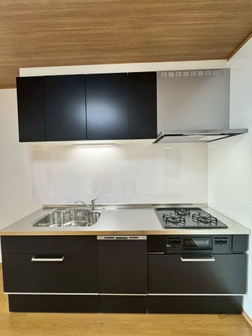 守口市南寺方東通4丁目のキッチン|後片付けにうれしい食洗器付きシステムキッチン。
上下に収納付きなので調理器具もすっきりです。