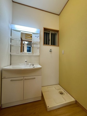 守口市南寺方東通4丁目の独立洗面台|シンプルで使いやすい洗面所です。
洗面室にも窓付きなので換気も安心です。