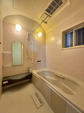 守口市南寺方東通4丁目の浴室|ゆったり足を延ばしてくつろげる広さのある浴室です。
小窓付きで自然換気も可能です！